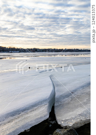 iced blocks on frozen river in Kostroma in winter 124013375