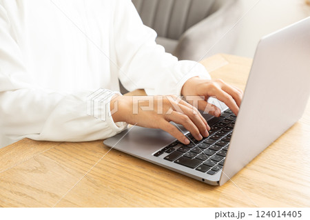 在宅にてPC作業をする女性の手元03 124014405