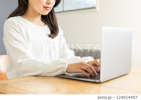 タイピングをするアジア人女性の手元03 124014407