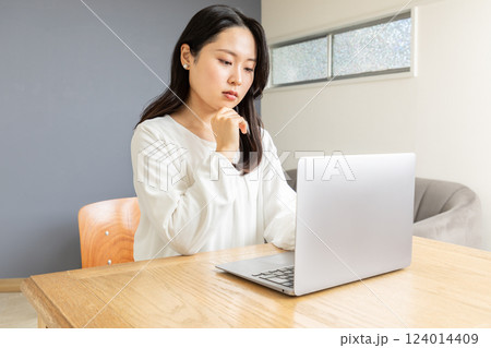 PC前に悩むアジア人女性08 PC前に悩むアジア人女性08 124014409