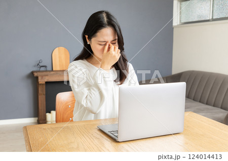 テレワークで目の疲れを感じる女性05 テレワークで目の疲れを感じる女性05 124014413