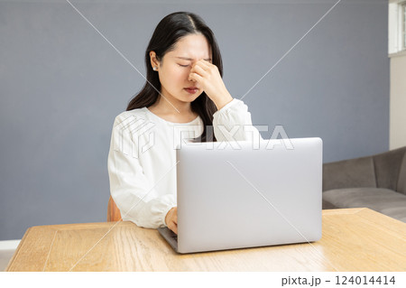 テレワークで目の疲れを感じる女性01 テレワークで目の疲れを感じる女性01 124014414