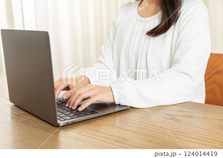 在宅にてPC作業をする女性の手元02 在宅にてPC作業をする女性の手元02 124014419