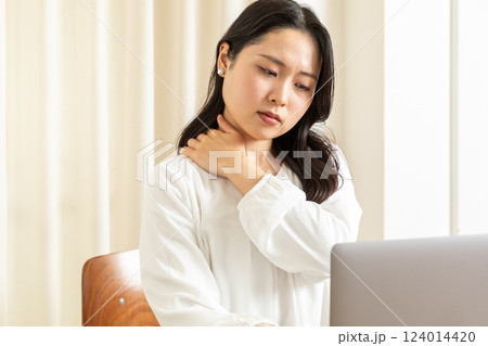 肩の痛みを感じるアジア人女性01 124014420