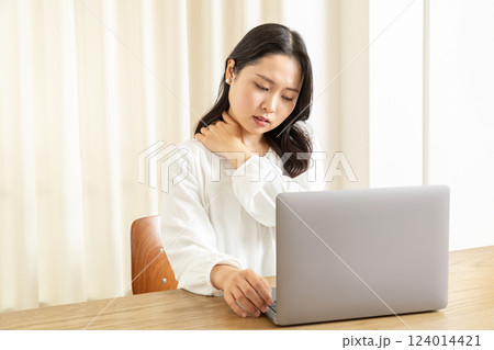 肩の痛みを感じるアジア人女性02 124014421
