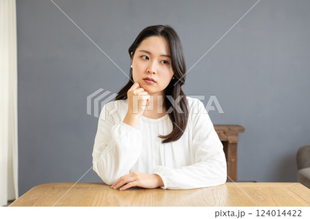 リビングで考えるアジア人女性01 リビングで考えるアジア人女性01 124014422