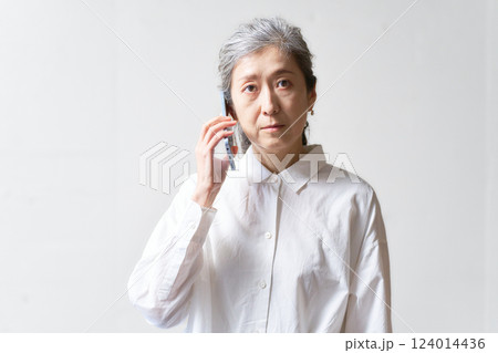 スマホで通話するシニア女性 124014436
