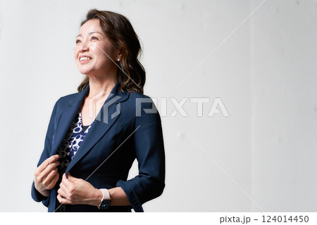 笑顔で見上げる年配のビジネスウーマン 124014450