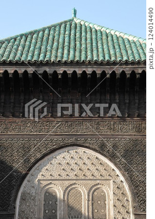 モロッコ、フェズ、メディナ(旧市街)、ブー・イナニア神学校(マドラサ)、中庭壁面彫刻 モロッコ、フェズ、メディナ(旧市街)、ブー・イナニア神学校(マドラサ)、中庭壁面彫刻 124014490