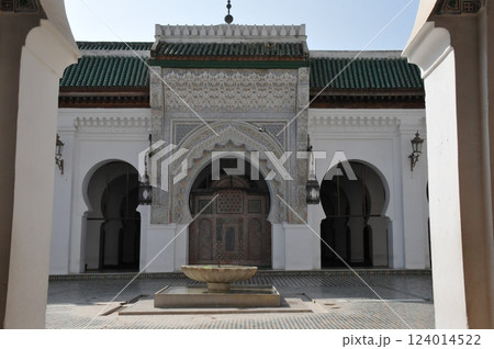 モロッコ、フェズ、メディナ(旧市街)、カラウィン・モスク モロッコ、フェズ、メディナ(旧市街)、カラウィン・モスク 124014522