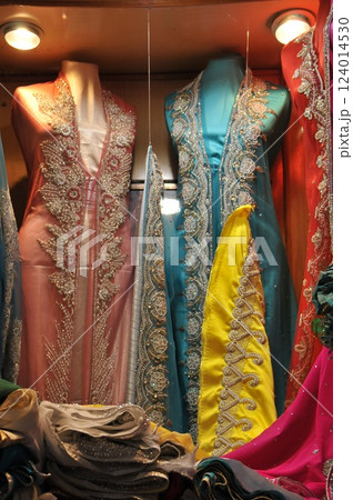 モロッコ、フェズ、メディナ（旧市街）、民族衣装店 124014530