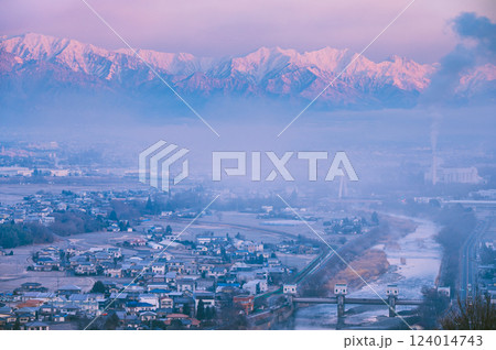 朝日を浴びる北アルプスと朝霧が立ち込める松本盆地【城山公園展望台より撮影】 朝日を浴びる北アルプスと朝霧が立ち込める松本盆地【城山公園展望台より撮影】 124014743