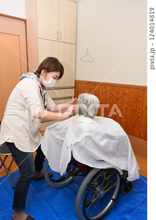 介護美容師の作業現場引き 介護美容師の作業現場引き 124014819