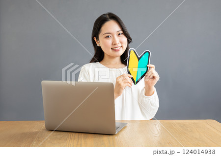 初心者歓迎〜PC前のアジア人女性02 124014938