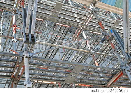 会場を覆う建設現場の足場 124015033