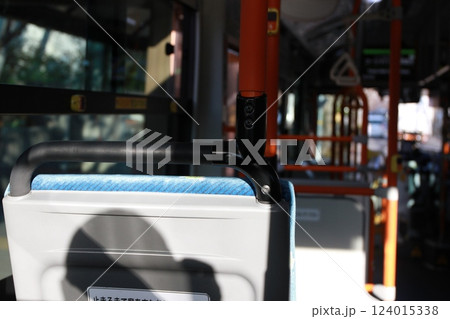 バスの車内 124015338