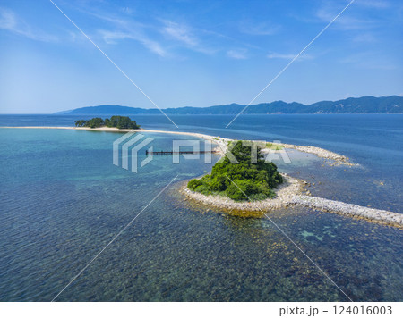 北陸のハワイとも呼ばれている、福井県敦賀湾に浮かぶ無人島「水島」 124016003