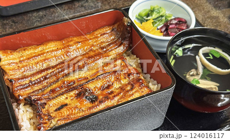 飲食店のメニュー（うな重とお吸い物） 124016117