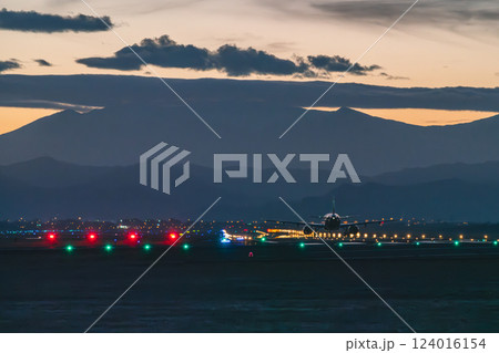 幻想的な夕焼け空と空港 124016154