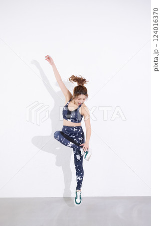 ジャンプする若い女性 124016370