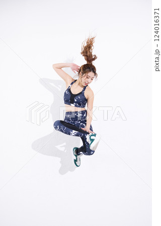 ジャンプする若い女性 124016371