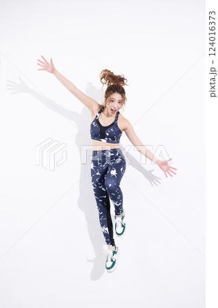 ジャンプする若い女性 124016373