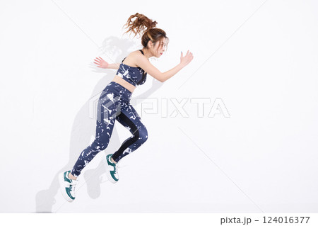 ジャンプする若い女性 124016377