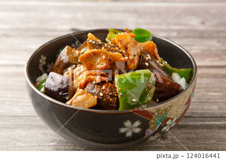 茄子と豚肉の味噌炒め丼 124016441