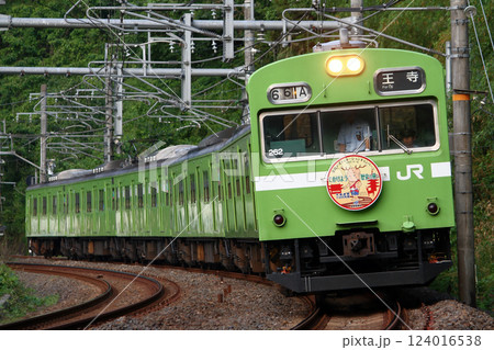 ［JR-Q］大和路線103系電車と研修中の運転士（奈良県北葛城郡王寺町） 124016538