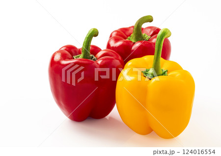 白バックの赤と黄色のパプリカ 124016554