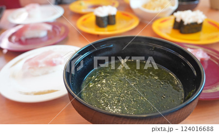 日本の回転寿司メニュー（あおさの味噌汁とお寿司） 124016688