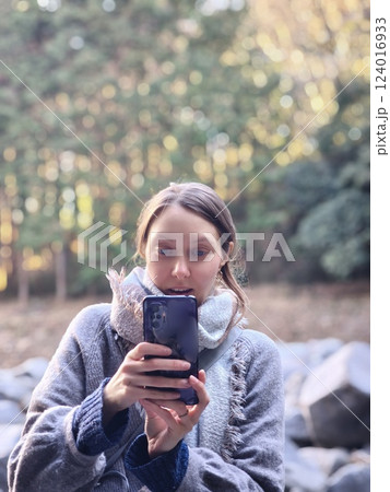 自然の中で写真を撮りながら驚く女性 自然の中で写真を撮りながら驚く女性 124016933