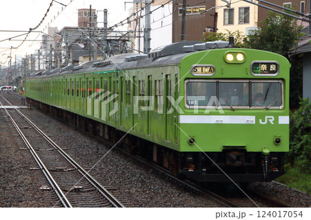 ［JR-Q］大和路線103系電車（快速-8両：大阪環状線発） 124017054