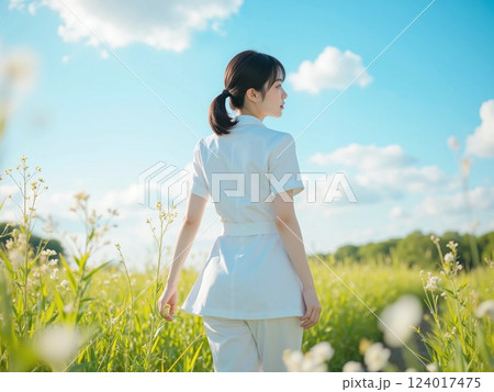 草原に立つ看護師の女性 124017475
