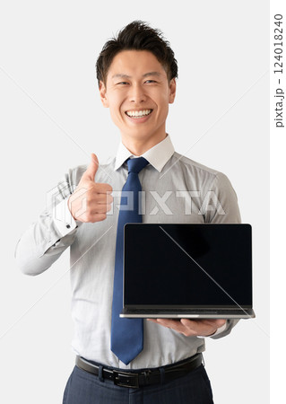 ノートパソコンを持っていいねのポーズをする男性 124018240