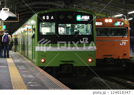 大和路線201系電車・大和路線直通の大阪環状線103系電車 124018347