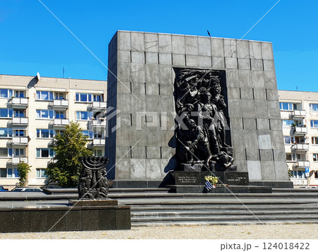 Monument ot the Ghetto heroes in Warsaw in sunny day of Polish capital 124018422
