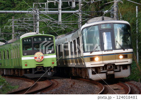 ［JR-Q］大和路線を行く201系電車・221系電車 124018481