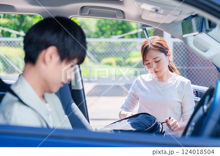 車で妻を送る若い夫 車で妻を送る若い夫 124018504