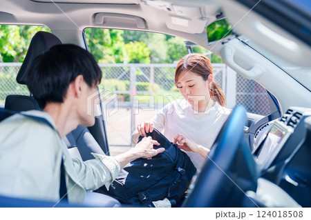 車で妻を送る若い夫 124018508
