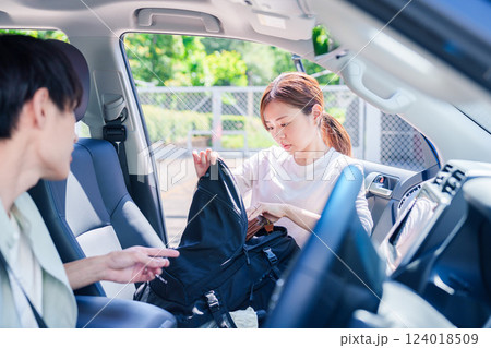 車で妻を送る若い夫 124018509