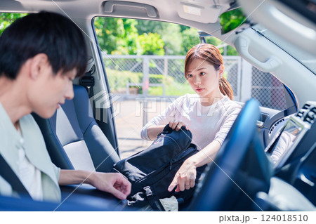 車で妻を送る若い夫 124018510