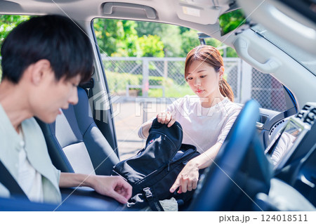 車で妻を送る若い夫 124018511