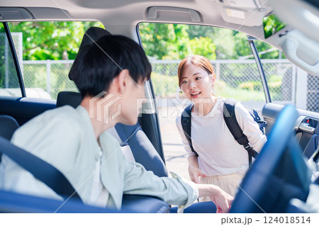 車で妻を送る若い夫 車で妻を送る若い夫 124018514