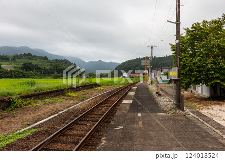 田舎の駅から見える風景【JR芸備線　比婆山駅】 124018524