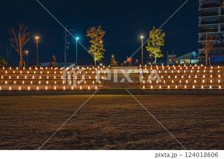 袋井市にある袋井駅南口の田端東遊水池公園のライトアップされた行灯の風景(静岡県) 袋井市にある袋井駅南口の田端東遊水池公園のライトアップされた行灯の風景(静岡県) 124018606