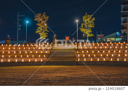 袋井市にある袋井駅南口の田端東遊水池公園のライトアップされた行灯の風景(静岡県) 124018607