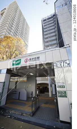 都営地下鉄大江戸線の光が丘駅A5番出入口、エスカレーターが設置 124018608