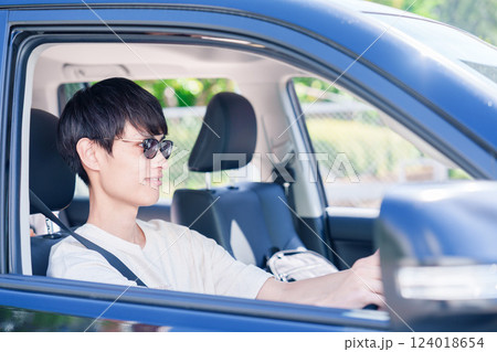 車のドライブを楽しむ若い男性 車のドライブを楽しむ若い男性 124018654