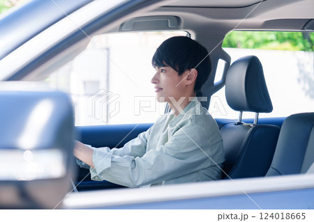 車のドライブを楽しむ若い男性 124018665
